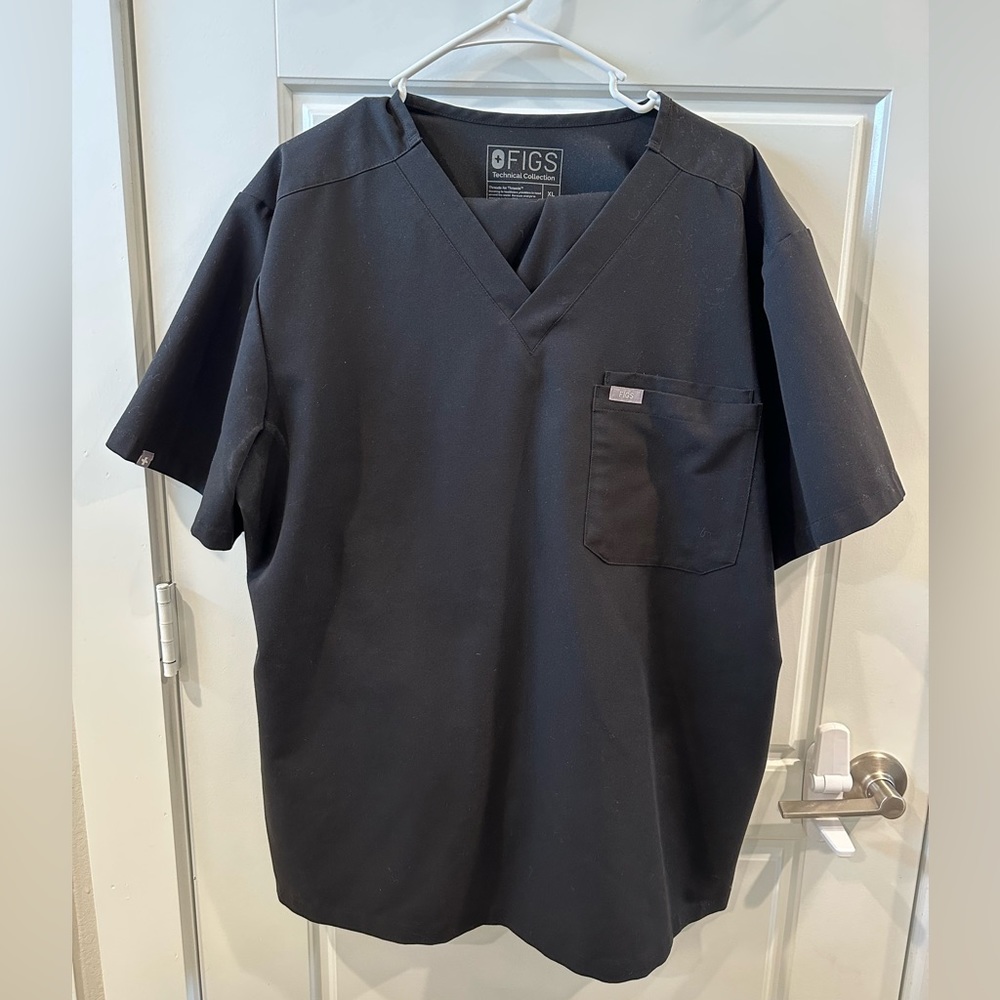 Men’s XL black Figs scrubs Chisec™ - Three-Pocket Scrub Top and Pisco basic
